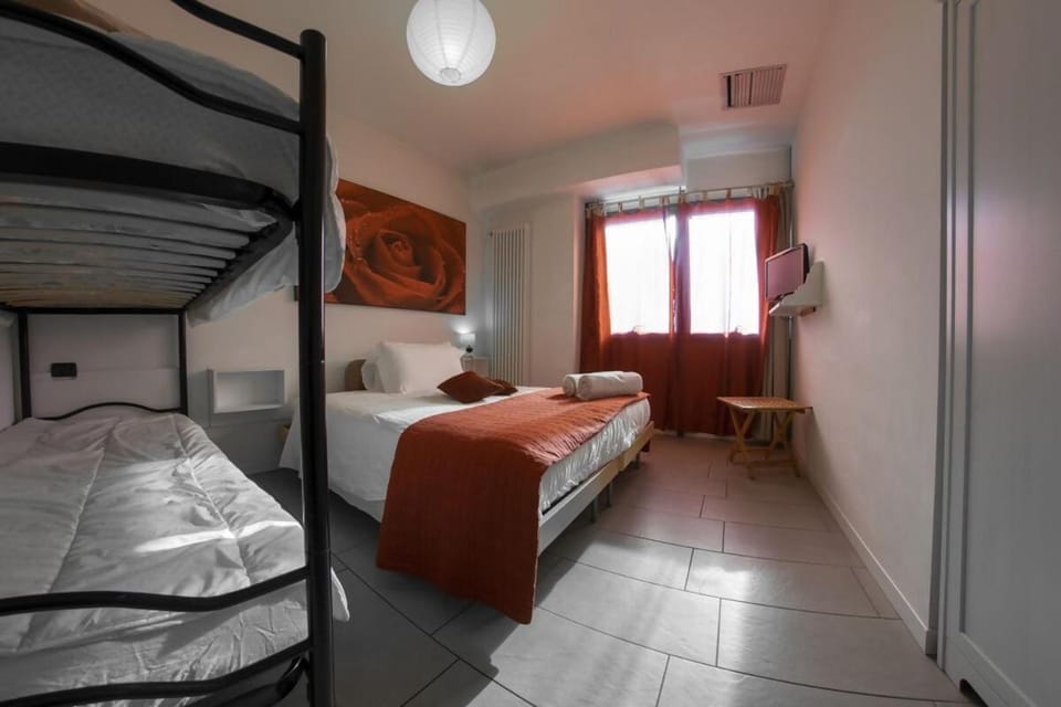Bed, Photo of the whole room, Bedroom, bunk bed, towels