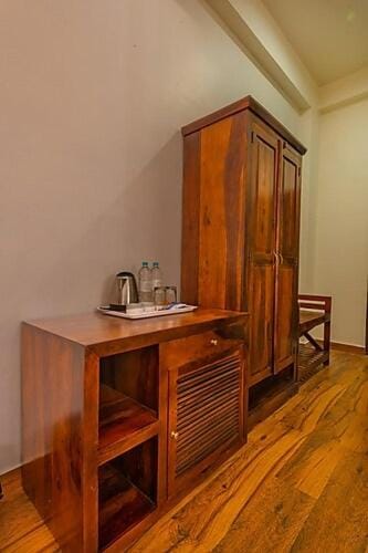 Coffee/tea facilities, wardrobe