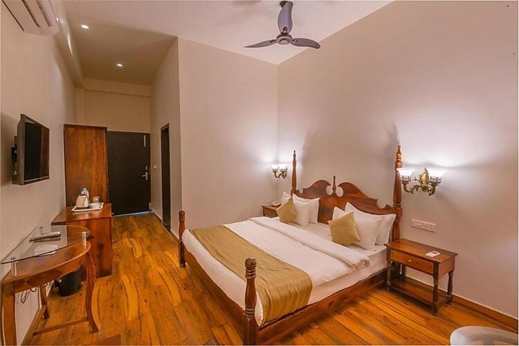 Bed, TV and multimedia, Living room, Evening entertainment, Bedroom