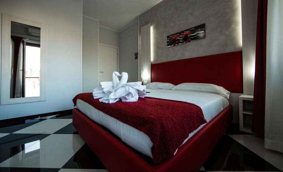Bed, Photo of the whole room, Decorative detail