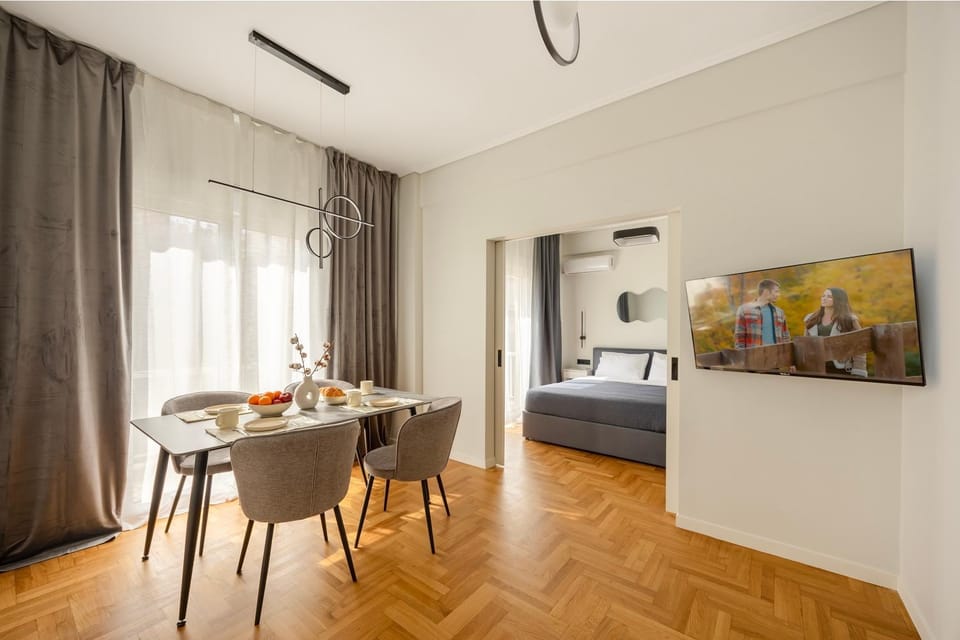Bed, TV and multimedia, Living room, Photo of the whole room, Seating area, Dining area, Bedroom