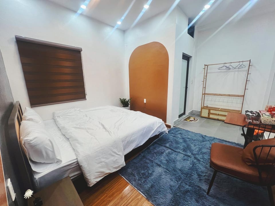Bed, Photo of the whole room, Seating area, Bedroom, wardrobe