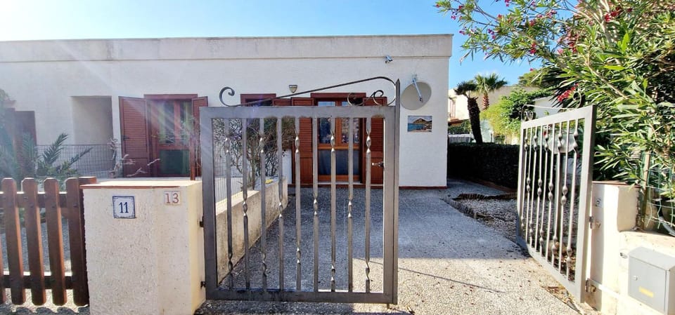 Property building, Facade/entrance, Off site
