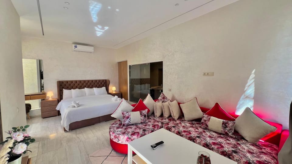 Bed, TV and multimedia, Living room, Photo of the whole room, Seating area, Bedroom, air conditioner