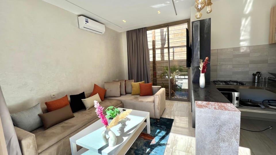 TV and multimedia, Living room, Seating area, Dining area, air conditioner