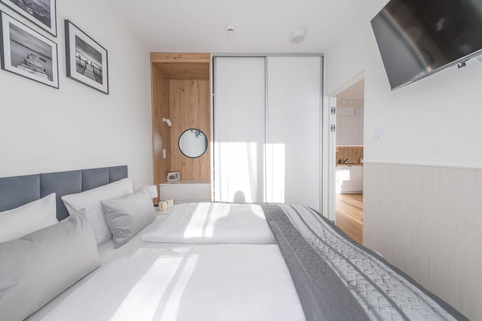 Communal lounge/ TV room, Bed, TV and multimedia, Photo of the whole room, Evening entertainment, Bedroom, wardrobe