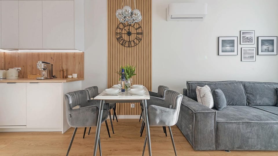 Kitchen or kitchenette, Living room, Seating area, Dining area