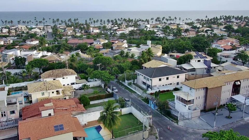 Apartamento aconchegante com 2 quartos com ar-condicionado à 500 metros da praia para você descansar Apartment in Lauro de Freitas