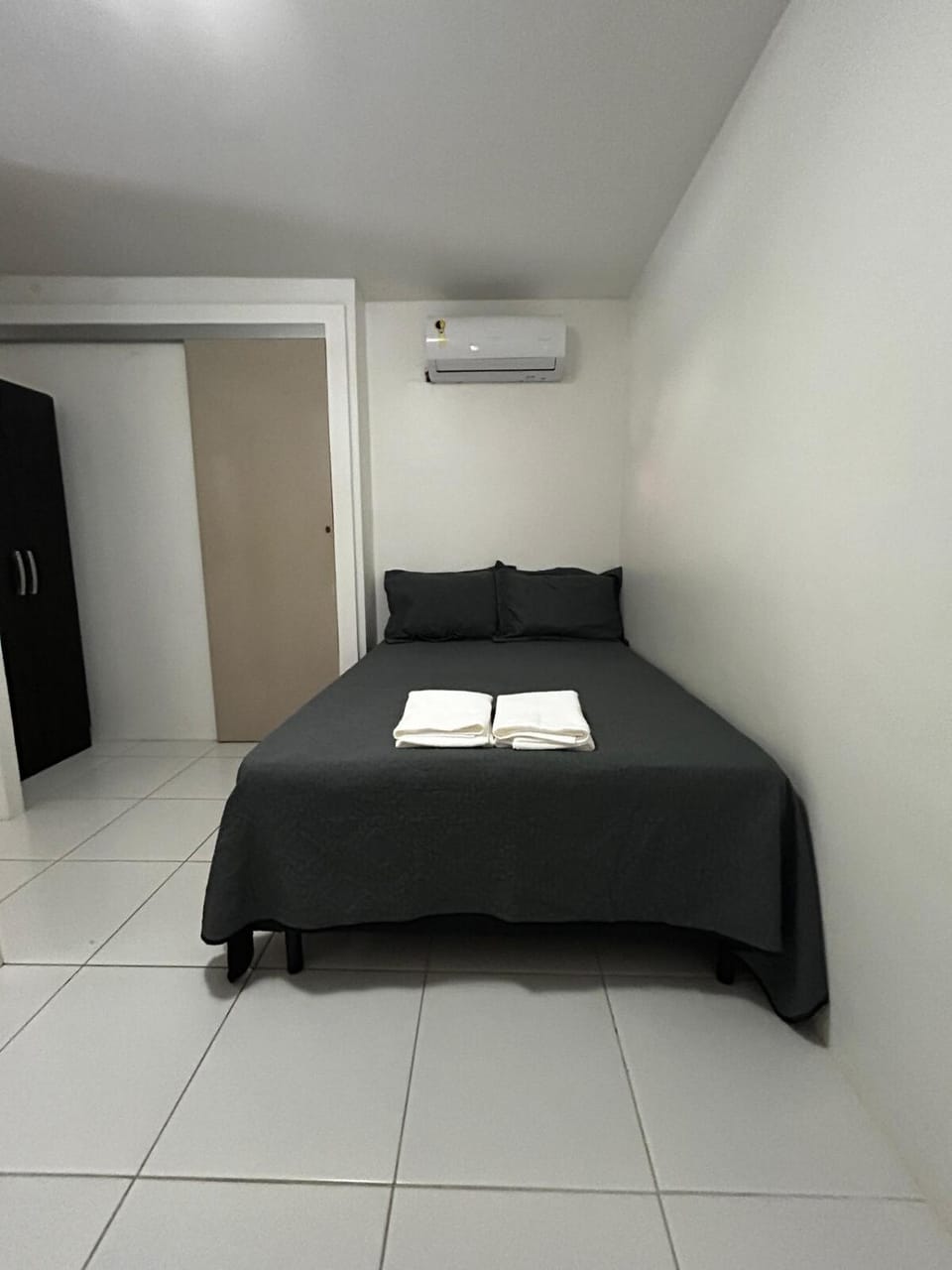 Apartamento aconchegante com 2 quartos com ar-condicionado à 500 metros da praia para você descansar Apartment in Lauro de Freitas