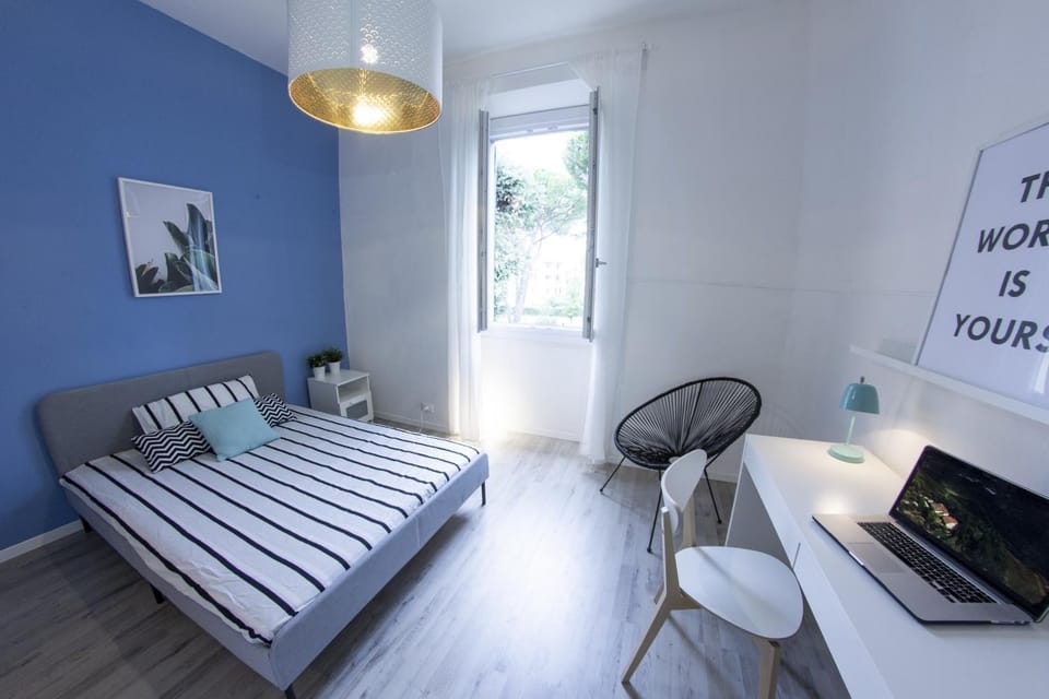 Bed, Photo of the whole room, Seating area, Bedroom