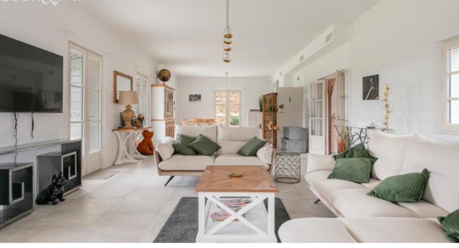 Communal lounge/ TV room, Living room, Seating area