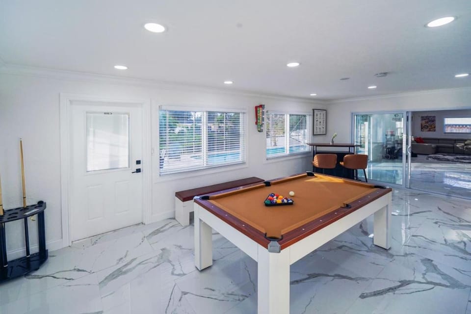 Billiard, Game Room