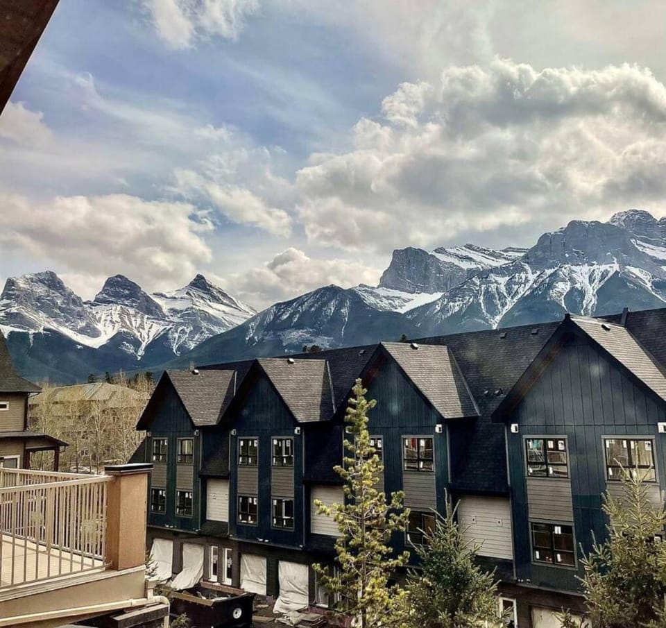 212 Canmore Chalet With Beautiful Mountain Views Chalet in Canmore