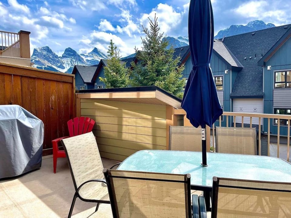 212 Canmore Chalet With Beautiful Mountain Views Chalet in Canmore