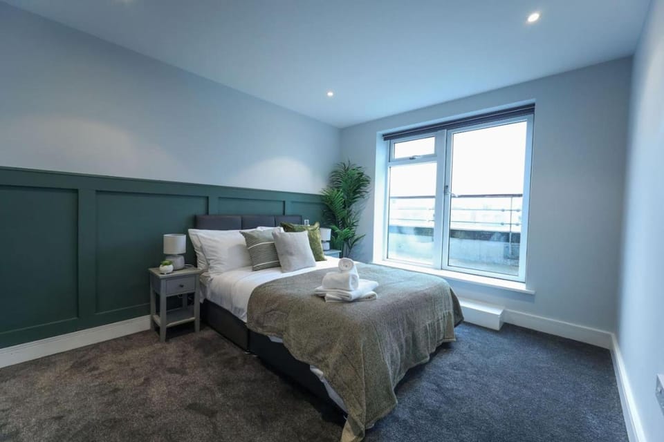 Bed, Living room, Photo of the whole room, Seating area, Bedroom, towels