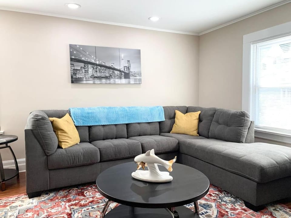 Newly Renovated 2 BR downtown Apt, family getaway. Apartment in Montclair
