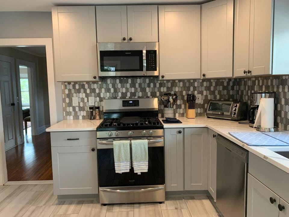 Newly Renovated 2 BR downtown Apt, family getaway. Apartment in Montclair