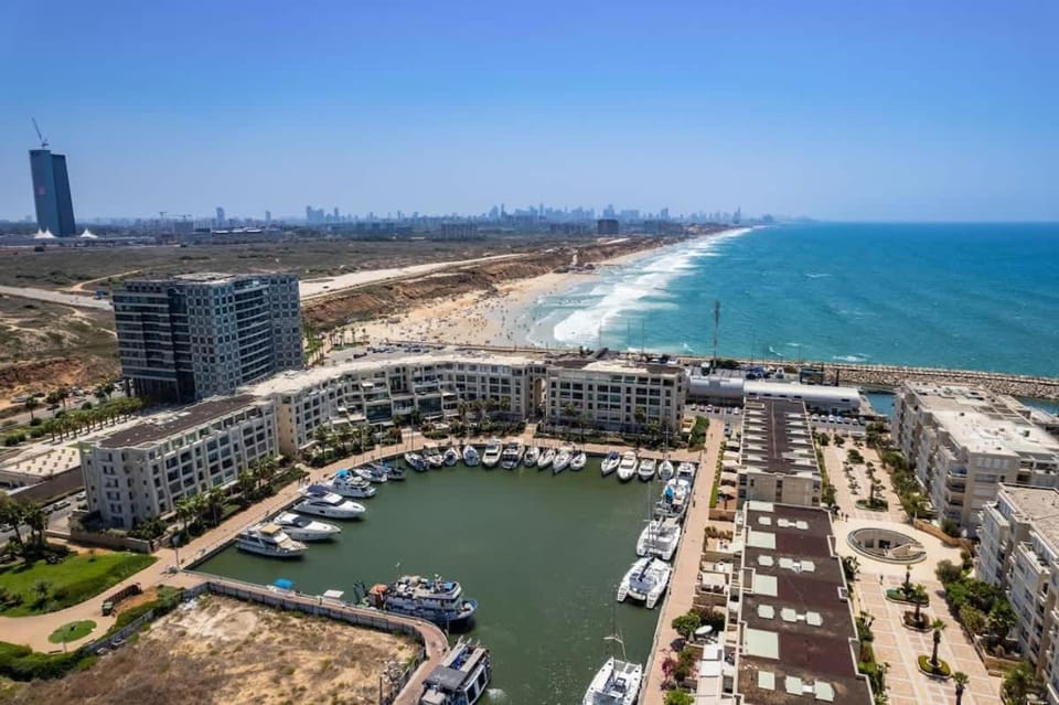 Beachfront Blue Laguna Stay Apartment in Herzliya