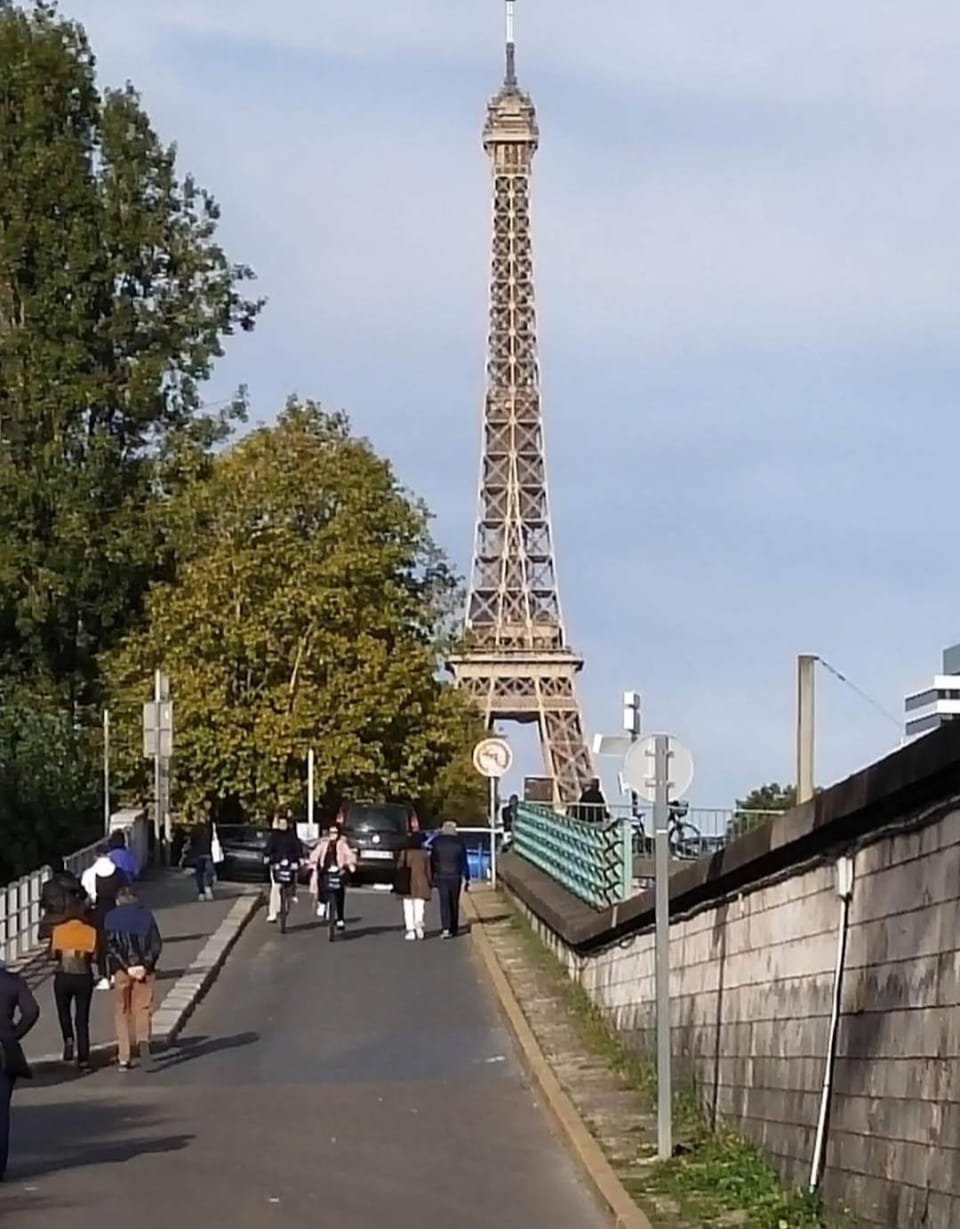 Nearby landmark, Day, Neighbourhood, City view, group of guests