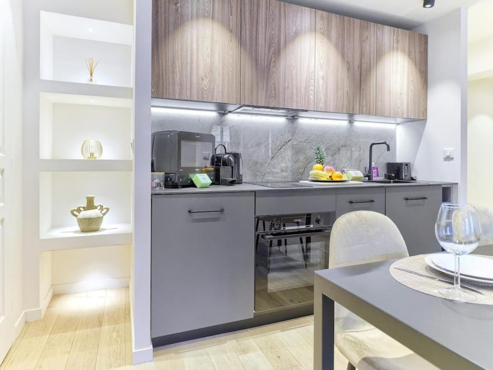 Hyper Centre - Charming duplex - Luxury - Reversible air conditioning - 10 mins from Place MASSENA Apartment in Nice