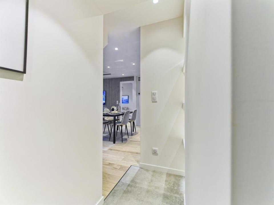 Hyper Centre - Charming duplex - Luxury - Reversible air conditioning - 10 mins from Place MASSENA Apartment in Nice