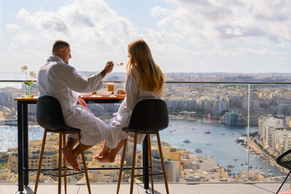 Day, People, Natural landscape, Bird's eye view, View (from property/room), Balcony/Terrace, Food and drinks, Dining area, Food, Guests, City view, Lake view, River view, Sea view, Drinks, Alcoholic drinks, group of guests