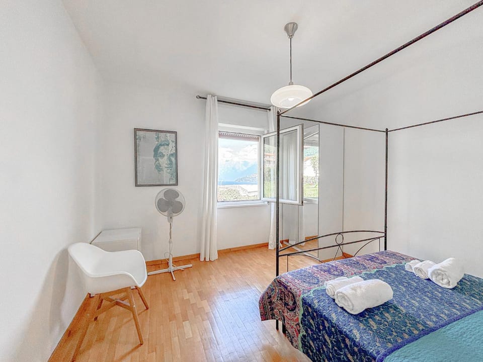 Bed, TV and multimedia, Photo of the whole room, Bedroom, towels