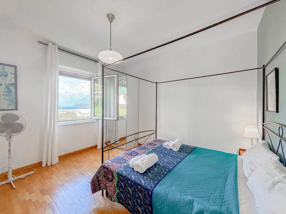 Bed, TV and multimedia, Photo of the whole room, Bedroom, towels