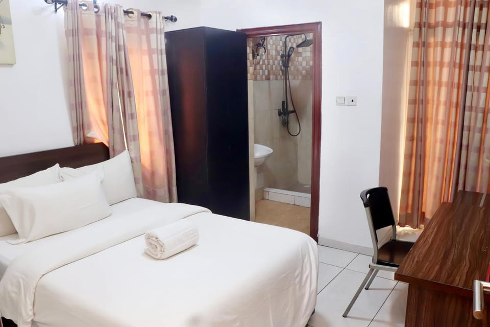 Bed, Photo of the whole room, Seating area, towels, wardrobe