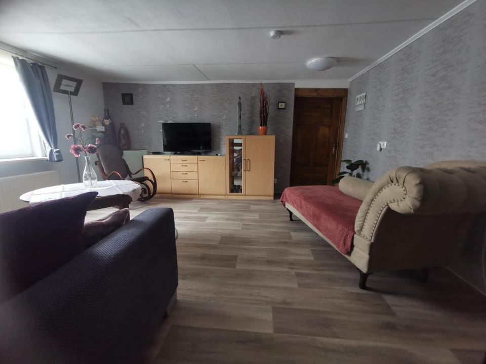 TV and multimedia, Living room, Seating area, Evening entertainment
