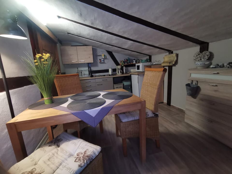 Kitchen or kitchenette, Seating area, stove