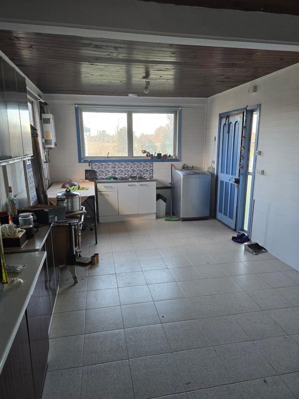 Kitchen or kitchenette, oven