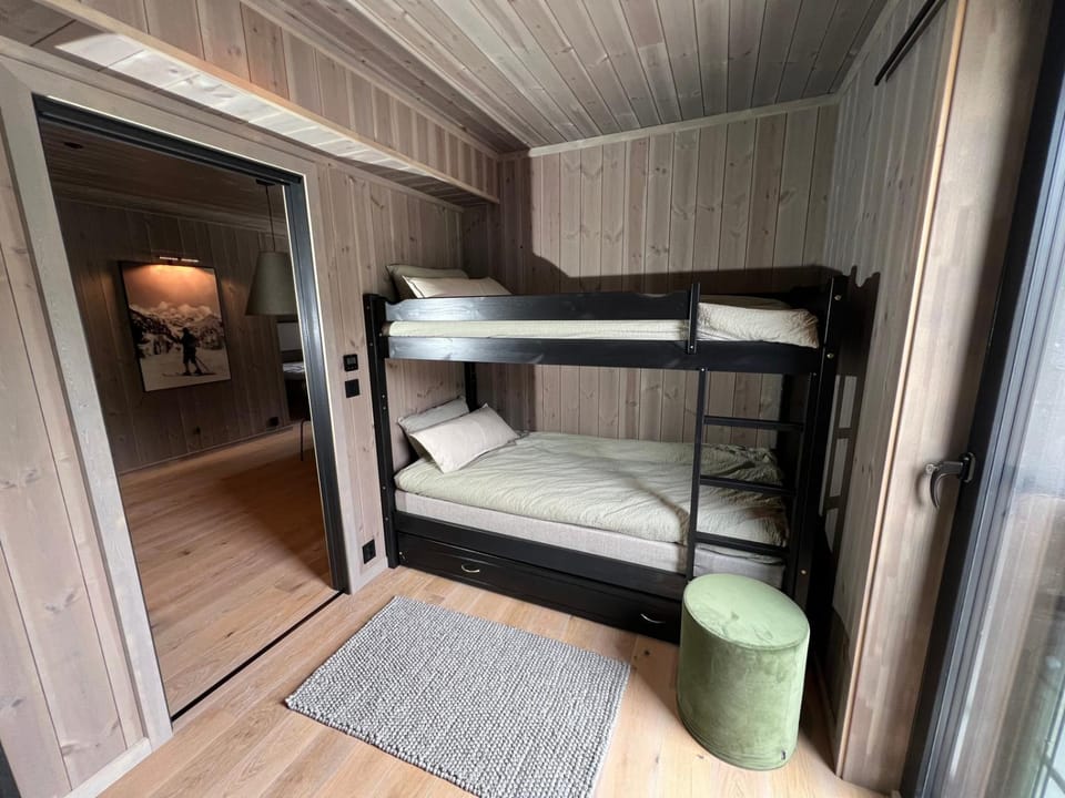 Bedroom, bunk bed