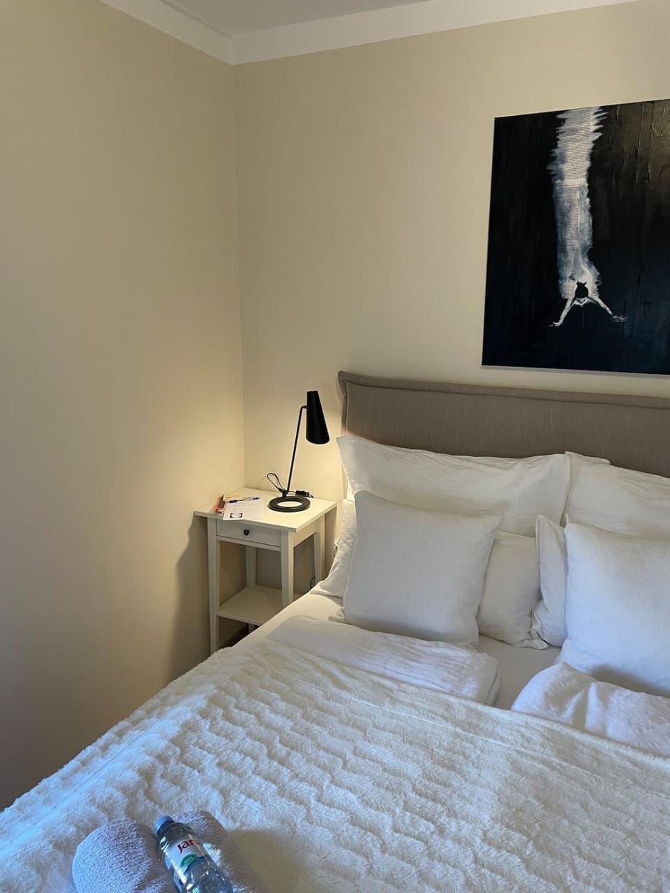 Bed, Photo of the whole room, Decorative detail, Bedroom