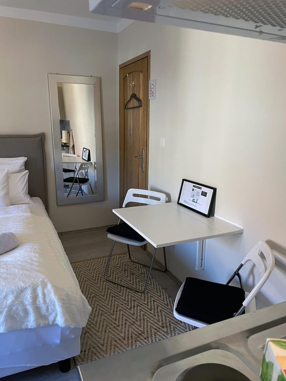 Bed, Seating area, Dining area