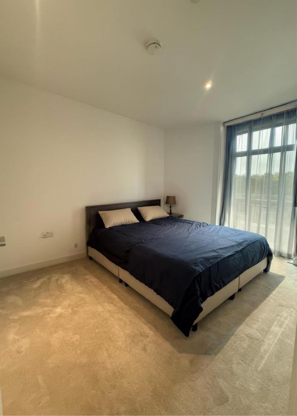 River view balcony spacious 1 bed XL sofa & TV Apartment in London