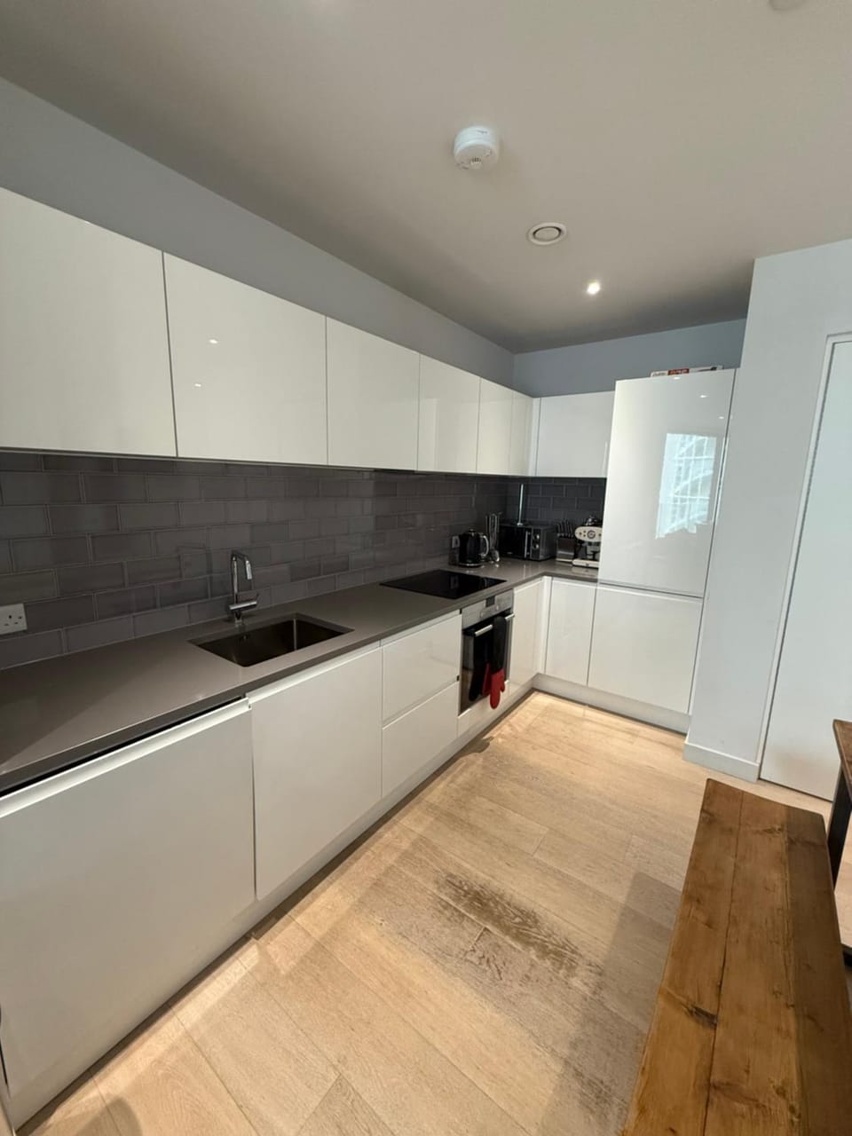 River view balcony spacious 1 bed XL sofa & TV Apartment in London
