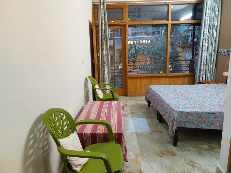 Bed, Photo of the whole room, Seating area, Bedroom