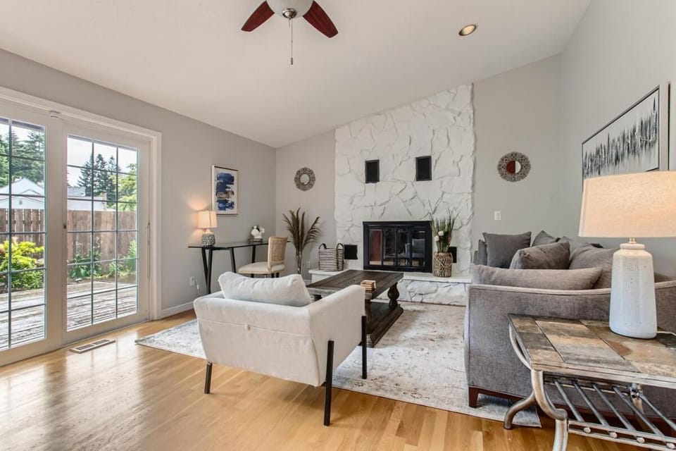 Spacious 4-bedroom home with outdoor deck House in Clackamas County