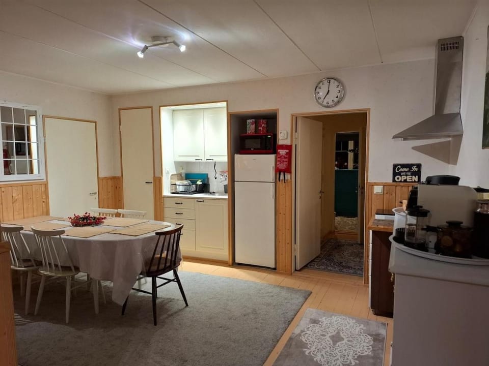 Kitchen or kitchenette, Dining area, stove