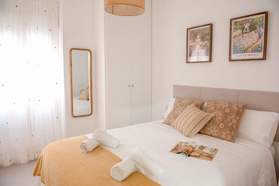 Bed, Photo of the whole room, wardrobe
