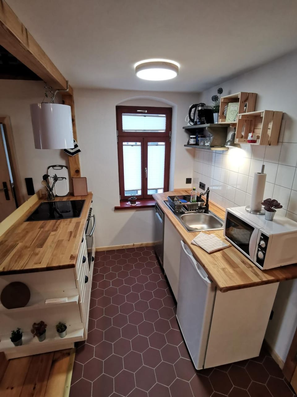 Coffee/tea facilities, Kitchen or kitchenette, oven, stove, toaster