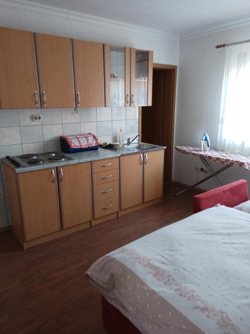 Bed, Kitchen or kitchenette, Photo of the whole room, stove