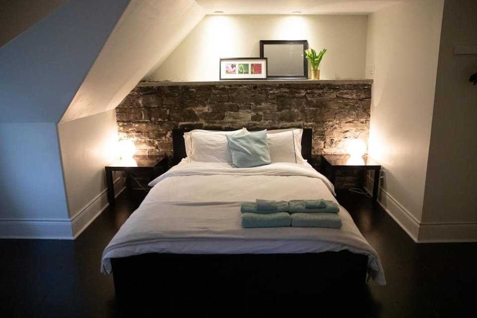 KingstonStays Spacious Historic Downtown Stableman's House Loft Apartment in Kingston