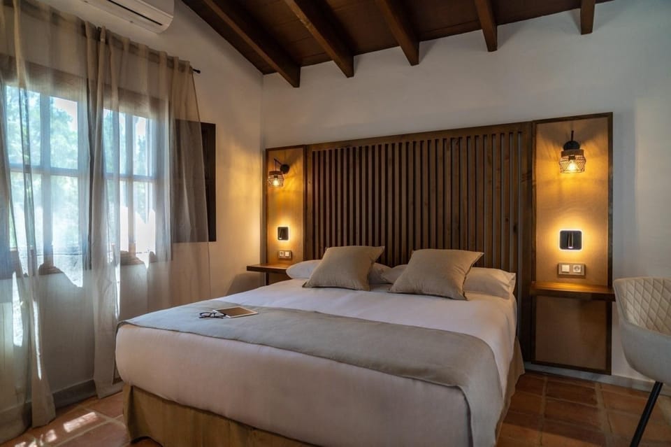 Bed, Photo of the whole room, Bedroom, air conditioner