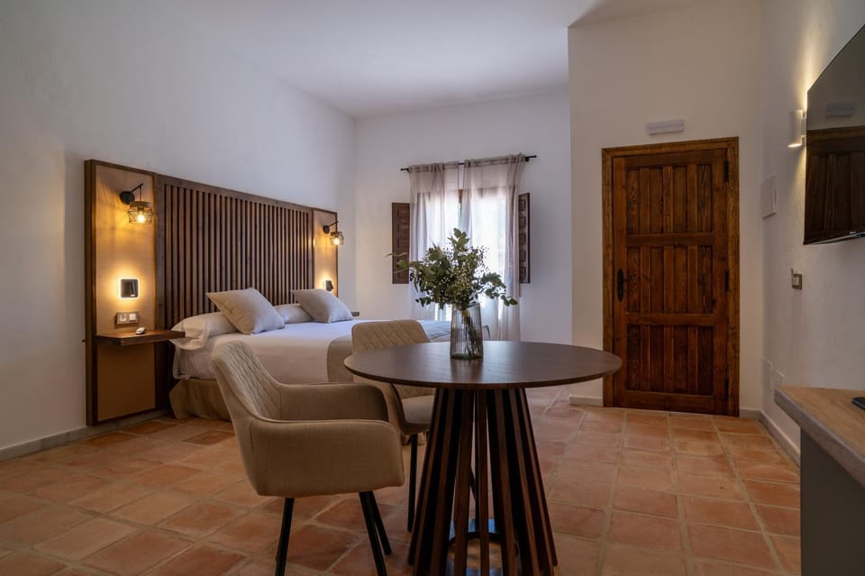 Bed, Living room, Photo of the whole room, Seating area, Dining area, Bedroom