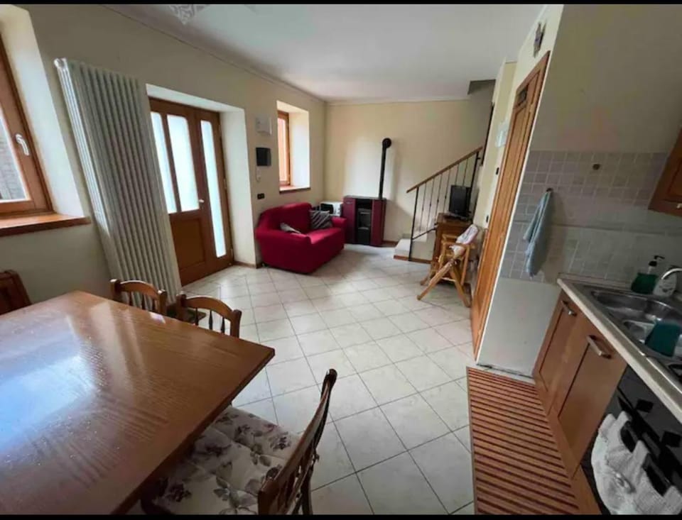 TV and multimedia, Kitchen or kitchenette, Living room, Dining area, stove