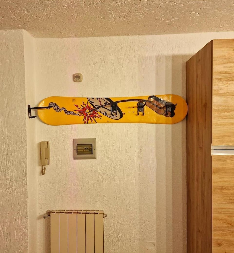 Skiing, Skiing, Living room, furniture