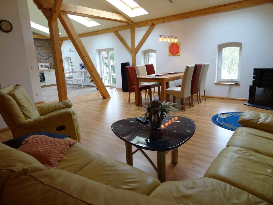 Kitchen or kitchenette, Living room, Seating area, Dining area