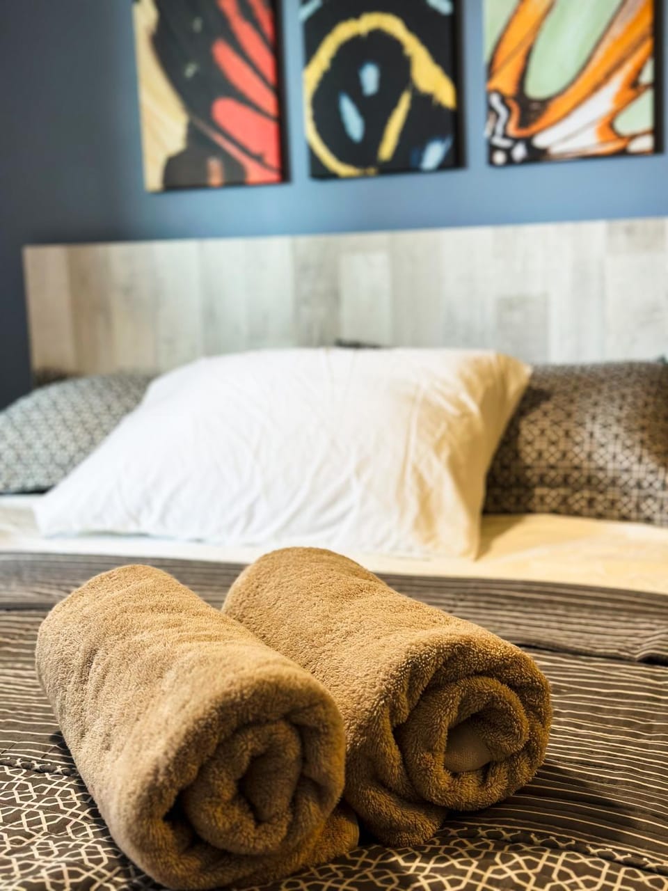 Bed, towels